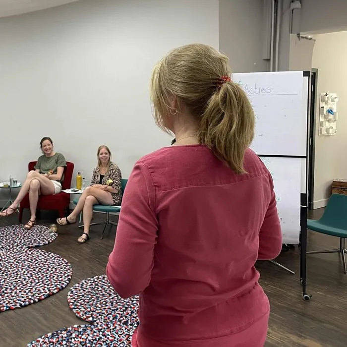Annemarie Koelewijn begeleidt een teamsessie